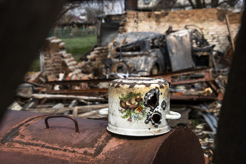 Sterty zużytego sprzętu elektronicznego na przemysłowym złomowisku

