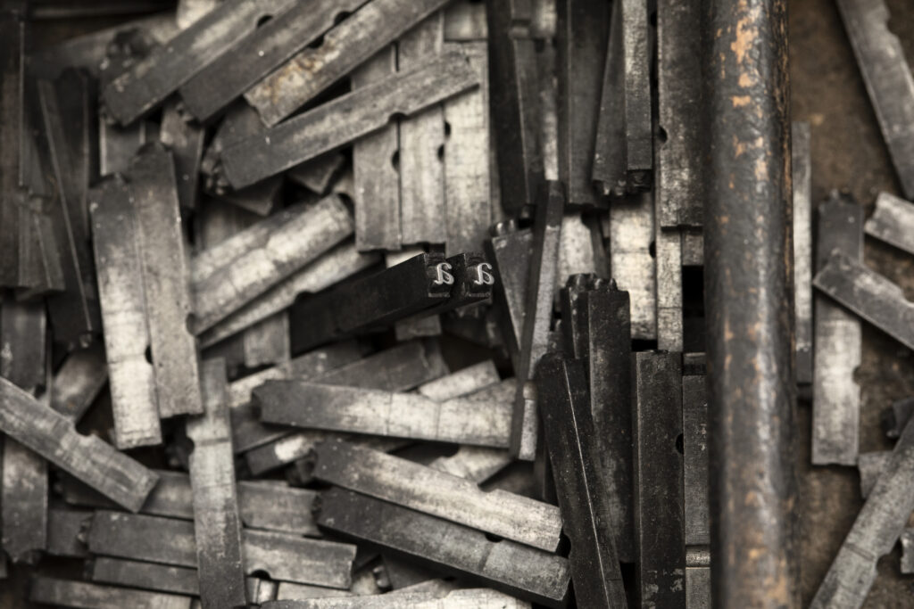 Druty i elementy metalowe z urządzeń – przykład złomu platynowego używanego w przemyśle

